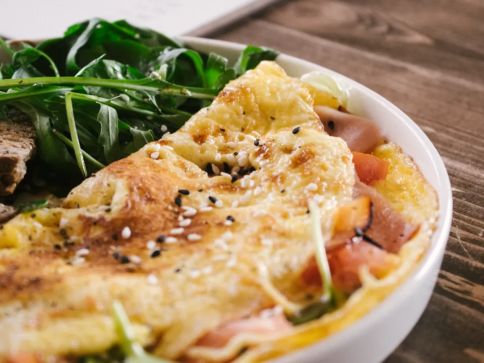 Omelete dobrada, com recheio.